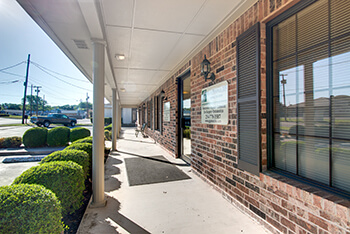 Front entrance of Temple Texas dental office building offering cosmetic dentistry